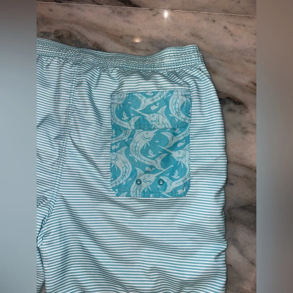 Vineyard Vines Size Large Men's Striped Swim Shorts - Blue‎